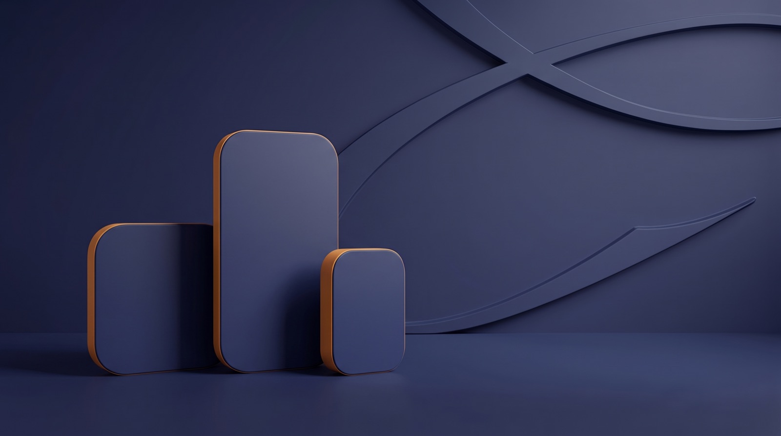 Skulptural gestaltetes Smartphone in Navy und Amber, auf dem Display abstrakte Video und Story Rahmen, vor dezenter Monogrammwand