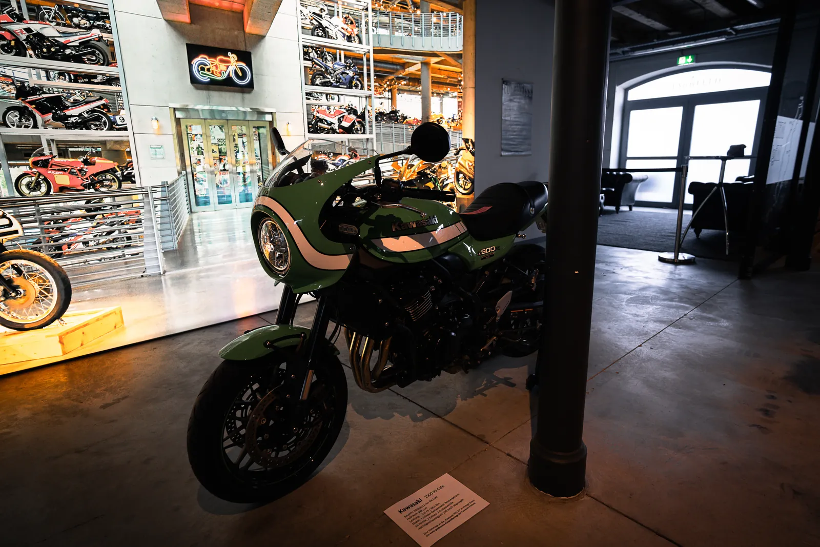 Grüne Kawasaki Z900RS Café vor der Motorrad Ausstellung der Oldtimerfabrik Classic