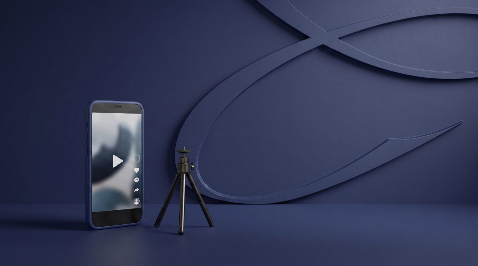 Skulpturales Smartphone im Hochformat mit Play Symbol neben einem kleinen Stativ auf heller Flaeche vor dezenter Monogrammwand